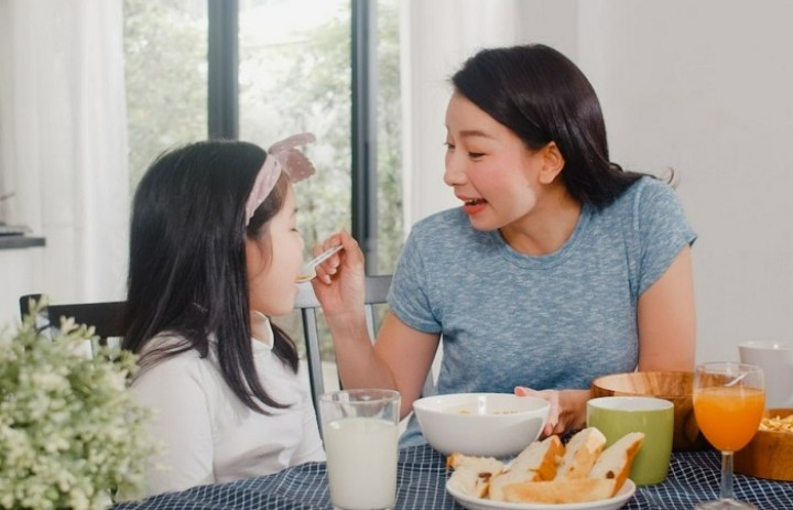 7 Trik Sederhana Untuk Menanamkan Kebiasaan Makan Sehat pada Anak Anda