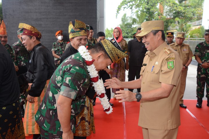 Kepala staf TNI AD Jendral Dudung Abdurachman disambut Forkompinda Riau saat tiba dibandara VIP Lanud Rsn Pekanbaru.