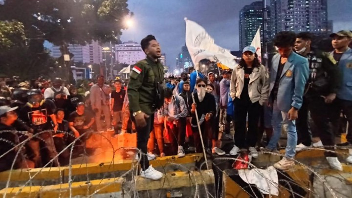  Jalan Merdeka Barat Masih Ditutup Akibat Massa Demo Belum Kunjung Bubar