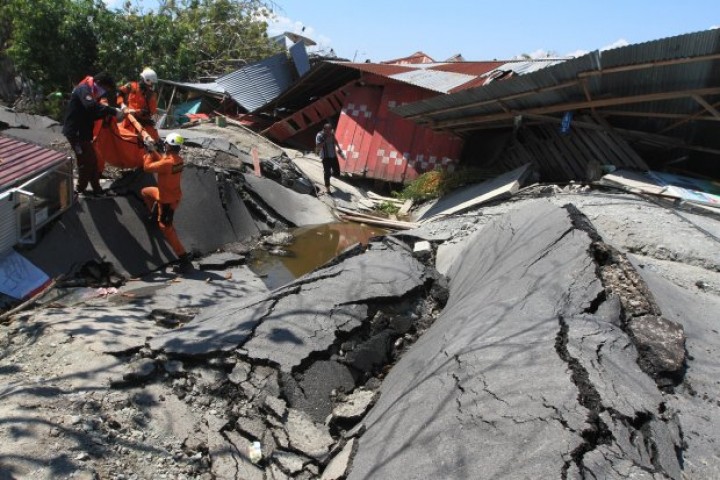 Retakan besar terlihat di jalan raya dekat kota Kainantu, menyusul gempa berkekuatan 7,6 di timur laut Papua Nugini, Minggu, 11 September 2022 [Renagi Ravu via AP]