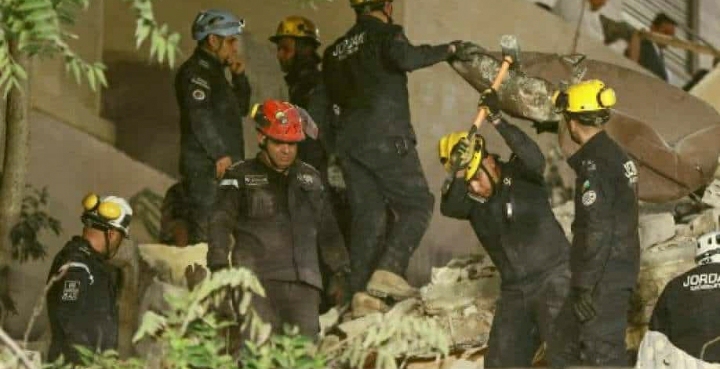 Petugas penyelamat Yordania mencari orang hilang di bawah puing-puing bangunan tempat tinggal empat lantai yang runtuh di Amman tengah, pada 13 September 2022. Foto:(AFP)