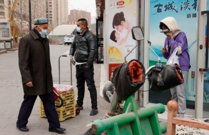 Penduduk Xinjiang Mengeluh Kelaparan Setelah 40 Hari Penguncian Covid-19
