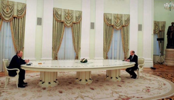 Presiden Rusia Vladimir Putin, kiri, dan Kanselir Jerman Olaf Scholz selama pembicaraan mereka di Kremlin di Moskow, Rusia pada 15 Februari [File: Mikhail Klimentyev/ Sputnik, Kremlin Pool via AP Photo]
