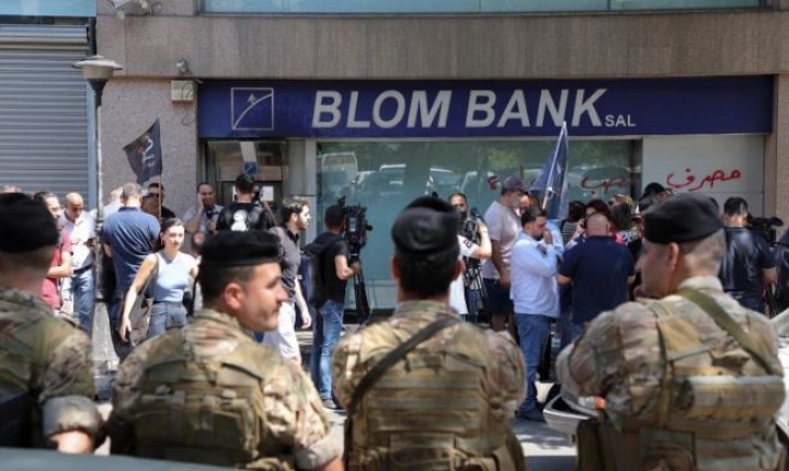 Wanita Bersenjata Membobol Bank BLOM Lebanon Menuntut Tabungannya
