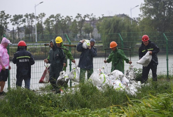 Badai Bergerak ke Pantai Cina Timur Setelah Mendarat di Shanghai