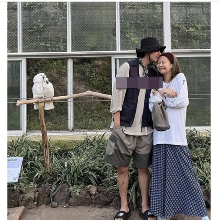 Moment V BTS Mencium Kening Jennie BLACKPINK saat Sedang Liburan di Flower Bird Park di Pulau Jeju (Screenshot akun @zonakorea)