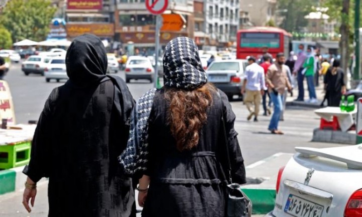Wanita Meninggal Setelah Ditangkap Oleh Polisi Moral Iran