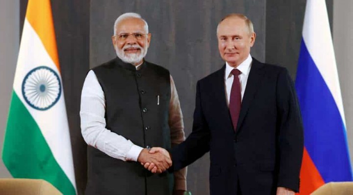 Perdana Menteri India, Narendra Modi (kiri) dan Presiden Rusia Vladimir Putin (kanan) saat KTT Organisasi Kerjasama Shanghai /Reuters