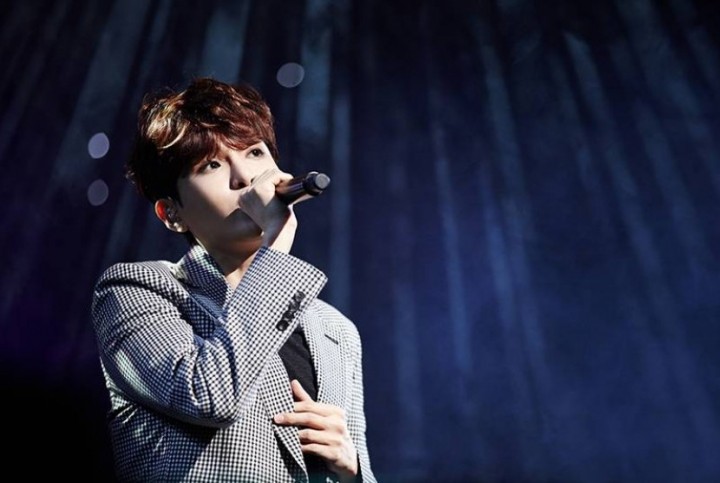 Ryeowook Main Vocal Super Junior Bawakan Lagu Ciptaan Yovie Widianto 'Terlanjur Mencinta' dalam konser 'SUPER SHOW 9: ROAD In Jakarta' (Photo: Twitter)