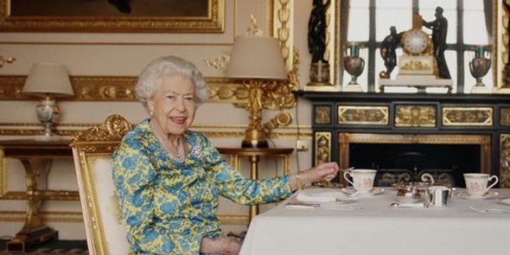  Dijual Ratusan Juta Kantung Teh Celup Bekas Ratu Elizabeth II