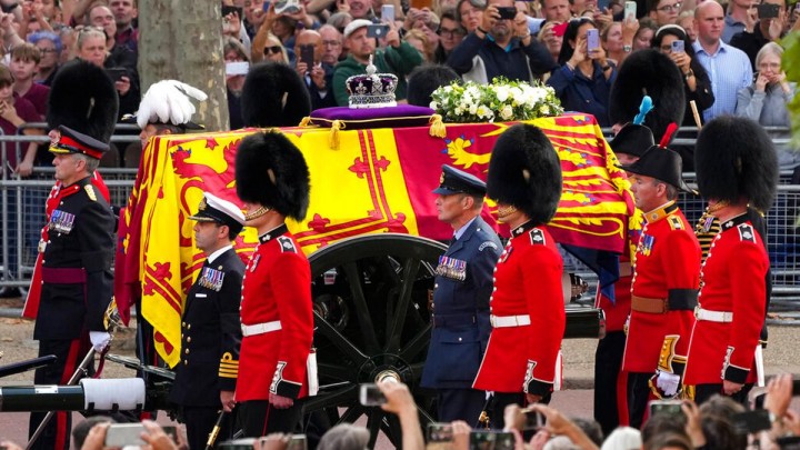 2 perhiasan ini turut dimakamkan bersama Ratu Elizabeth II. Sumber: Liputan6.com