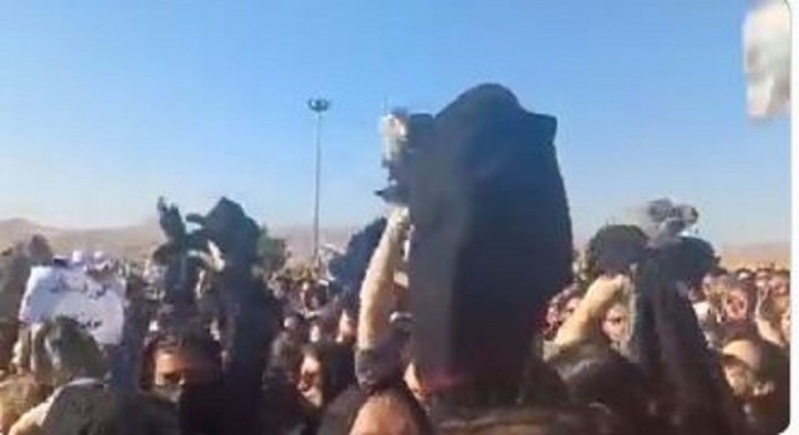 Wanita Melepas Jilbab Sebagai Protes Setelah 22 Tahun Ditangkap Karena Pelanggaran Kode Berpakaian Meninggal di Iran