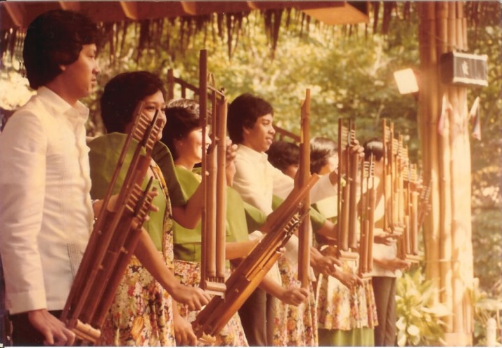 Orang-orang memainkan alat musik angklung. Sumbe: Beautiful Indonesia