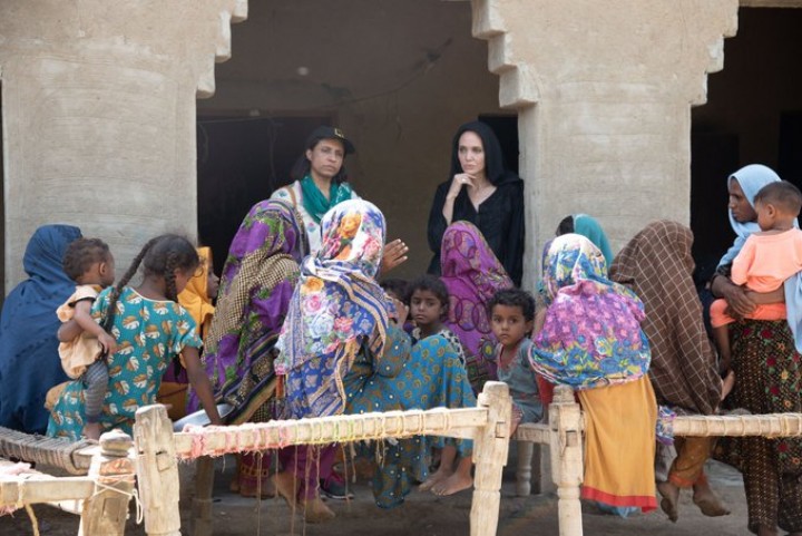 Potret Anjelian Jolie ke Kamp Pengungsian Dampak Banjir Pakistan bersmaa Tim RIC (Photo: Wion)