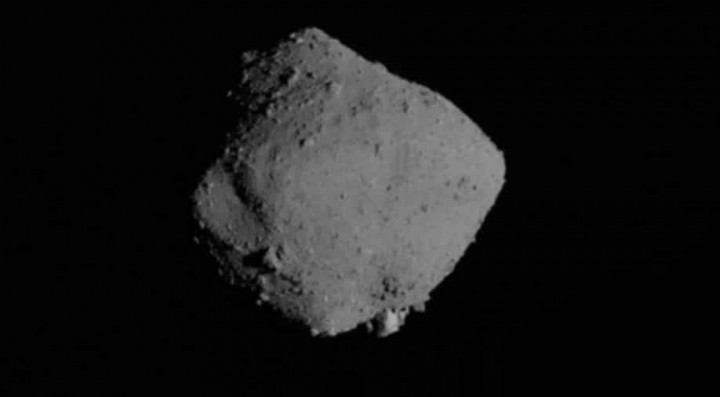 Étude : L’eau trouvée dans la poussière d’astéroïdes suggère que la vie sur Terre pourrait provenir de l’espace