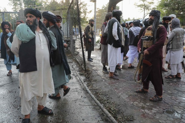 Petugas keamanan Taliban bersiaga di lokasi ledakan bom di dekat sebuah masjid di Kabul, Afghanistan, 23 September 2022. (AFP)