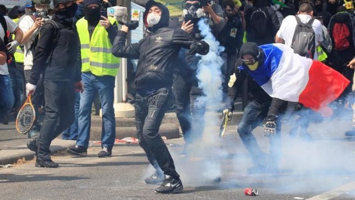 Penampakan Masa Demosntran di Paris Terkait Kasus Kematian Mahsa Amini (Photo: detik.com)