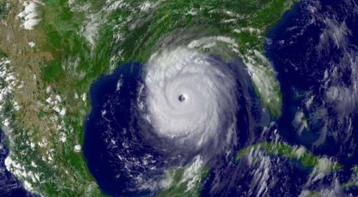 Badai Katrina saat pita luar badai menghantam Pantai Teluk sehari sebelum pendaratan /Reuters