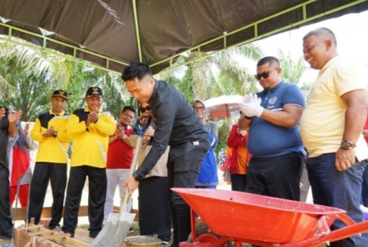 Anggota DPRD Bengkalis Dapil Mandau Letakkan Batu Pertama Sekolah Kelas Jauh