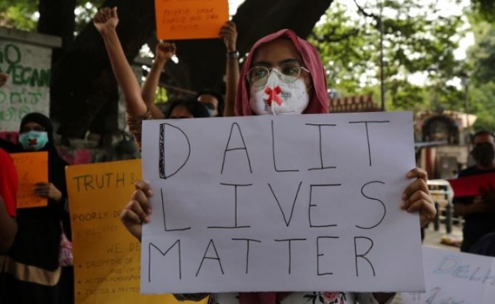Komunitas Dalit duduk di anak tangga terendah dari sistem kasta India [File: Aijaz Rahi/AP]