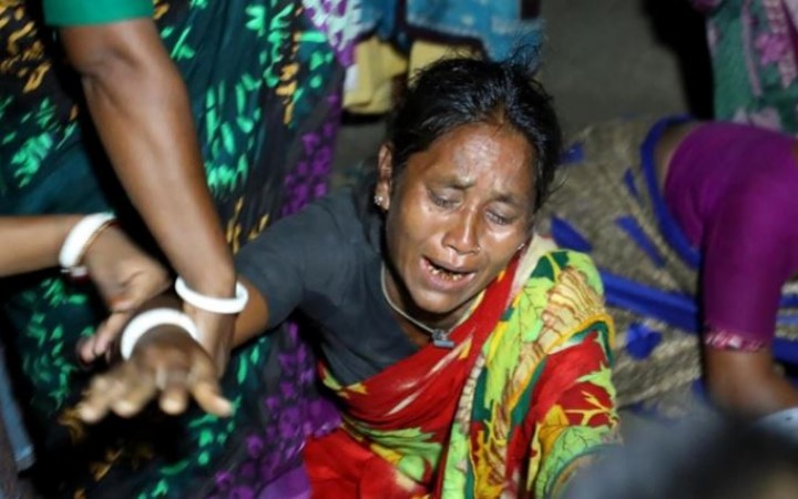Kerabat korban yang tewas dalam tragedi perahu di Sungai Karotoya [Firoz Al Sabah/AFP]