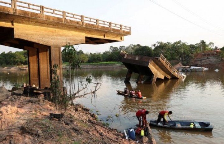Jembatan Runtuh Saat Kendaraan Melintas di Amazon Brasil