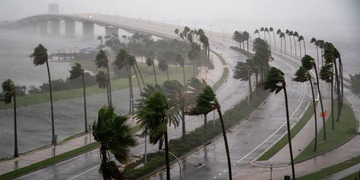 Penampakan Badai Ian Hantam Pantai Florida pada Selasa (Foto: Twitter)