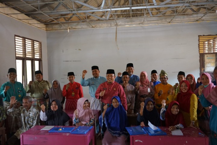 Wabup Siak Husni Merza meninjau kelas para ibu-ibu lansia belajar baca dan tulis