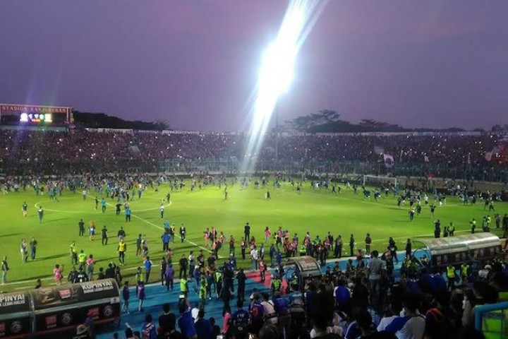 Aremania Turun ke Lapangan Usai Arema FC vs Persebaya di Gelar yang mengakibatkan ricuh bersama aparat (Foto: Bola.net)