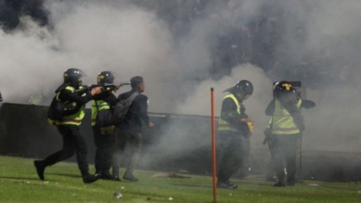 Polisi tembakkan gas air mata di Stadion Kanjuruhan. Sumber: Suara.com