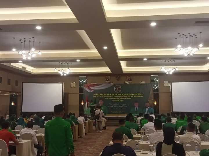 Pelaksana Tugas (Plt) Ketua Umum (Ketum) Dewan Pimpinan Pusat (DPP) PPP Mardiono membuka Musyawarah Kerja Wilayah (Mukerwil) PPP Riau di salah satu hotel di Pekanbaru