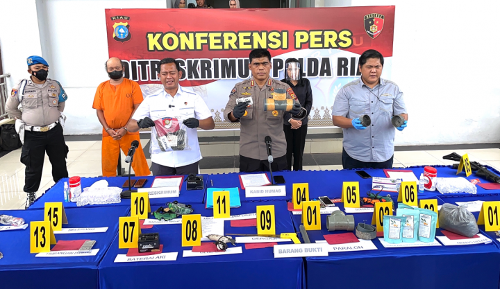 Kabid Humas Polda Riau bersama Direktur Reskrimum menggelar jumpa pers terkait kasus bom pipa