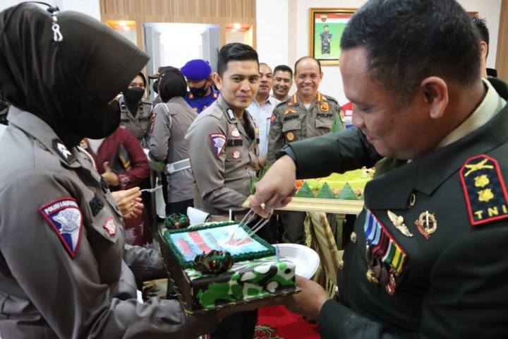 Kue dari Polres Siak untuk Dandim di HUT TNI