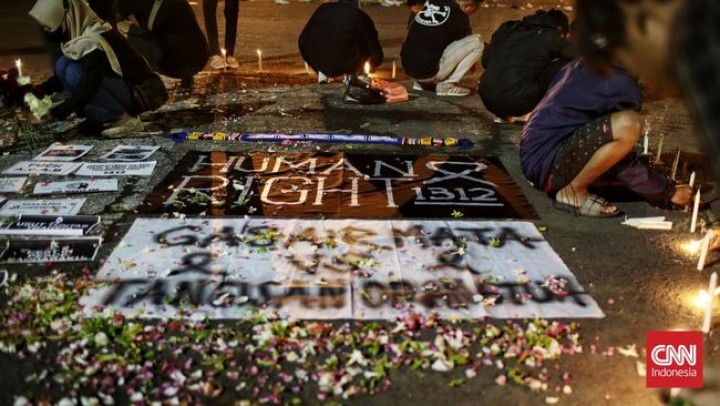 Penampakan Fans dan Para Keluarag Korban Gelar Aksi Tragedi Kanjuruhan (Foto: CNN)
