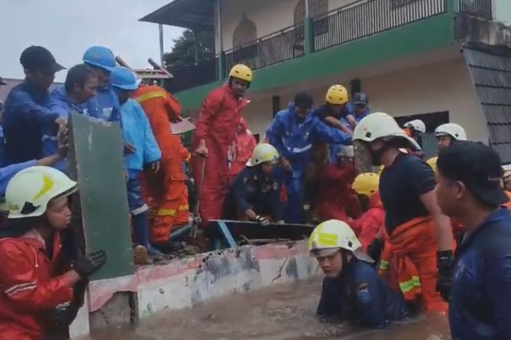 Penampakan Banjir yang Menyebabkan Pagar Roboh yang mengakibatkan Siswa di MTsN 19 Jakarta Selatan Meninggal Dunia (Foto: CNNIndonesia )