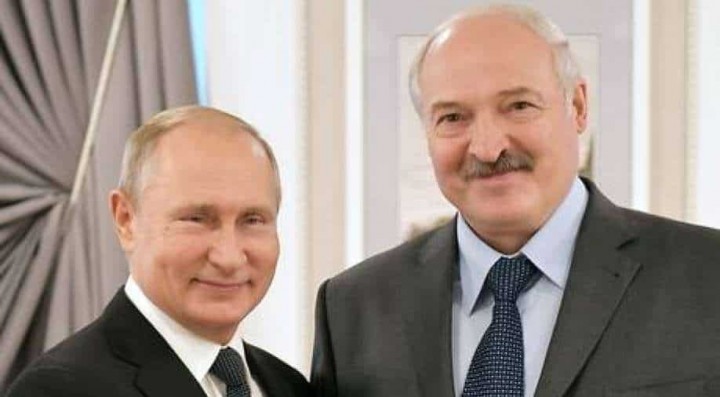 Presiden Belarus beri hadiah traktor untuk ulang tahun Putin yang ke-70 /Twitter