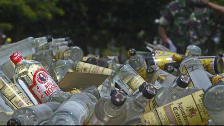 Potret Botol Oplosan yang Disita Oleh Pihak Kepolisian yang ditemukan di sekitar Stadion Kanjuruhan (Dok. CNNIndonesia)