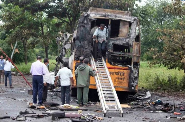 Tabrakan Antara Bus dan Truk Mematikan di Negara Bagian Maharashtra, India Barat 