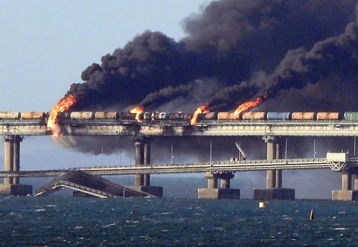 Jembatan Kerch yang menghubungkan Rusia ke Krimea rusak akibat ledakan
