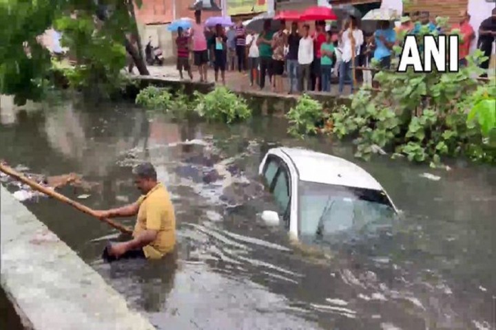 Di Tengah Hujan Deras, Mobil Warga Meerut Terguling Ke Saluran Air Akibat Genangan Air Di Jalan