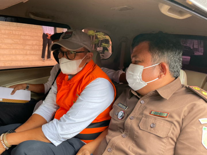 SD saat dibawa dari Kejati Riau menuju Rutan Sialang Bungkuk