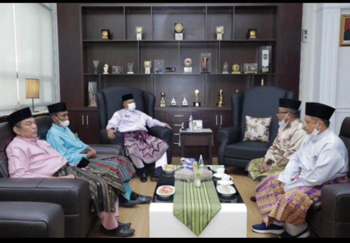 Bupati Alfedri saat menerima Rektor Institut Agama Islam Tafaqquh Fiddin Kota Dumai Ahmad Roza'i Akbar 