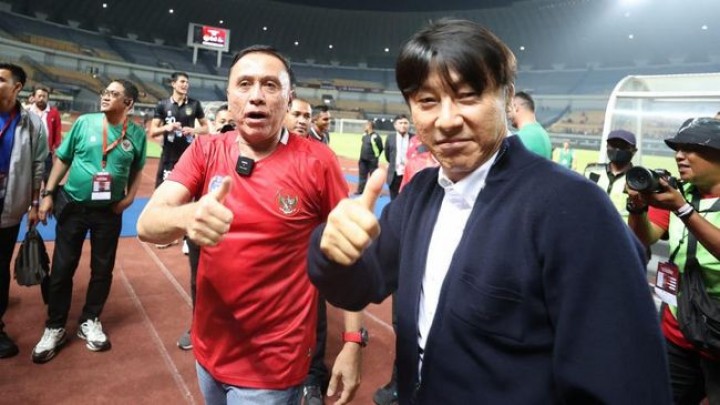 Pelatih Timnas Indonesia Shin Tae-yong dan Ketum PSSI Mochamad Iriawan. Sumber: CNN Indonesia
