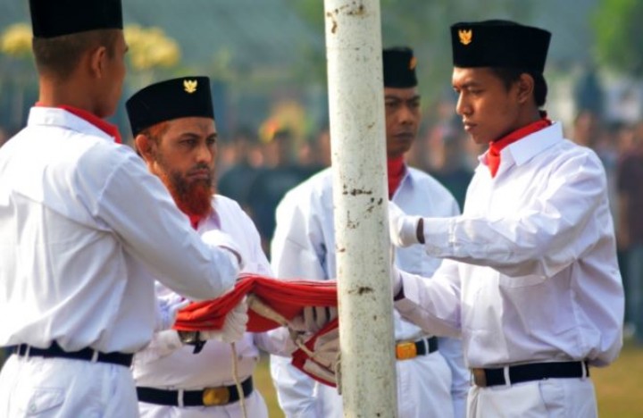 Umar Patek (kedua kiri), dihukum karena perannya dalam bom Bali, ikut serta dalam upacara pengibaran bendera untuk memperingati Hari Kemerdekaan tahun 2017 [File: Umarul Faruq/Antara Foto via Reuters]