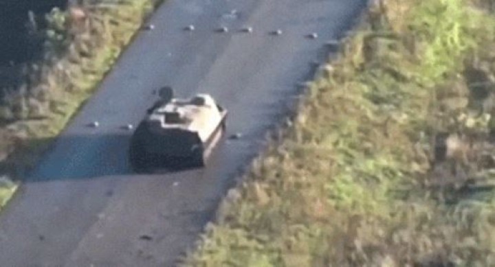 Tentara Rusia Secara Membabi Buta Mengendarai Tank Melewati Deretan Ranjau Darat, Ini yang Terjadi Selanjutnya...