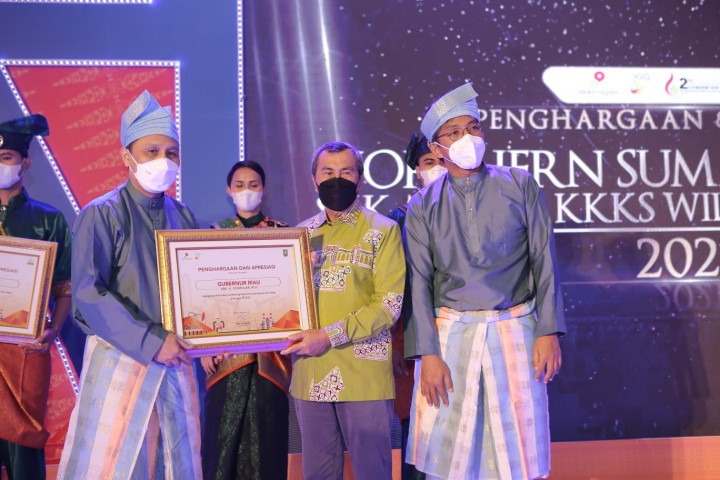 Gubri Syamsuar saat terima penghargaan dari SKK Migas di acara 2nd Northern Sumatra Forum tahun lalu