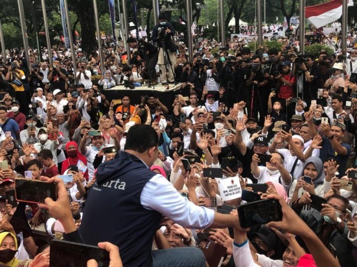 Potret Kerumunan Warga Jakarta saat Adakan Acara Pelepasan Anies Baswedan yang Melangkah MAju Pilpres 2024. (Dok, Republika)