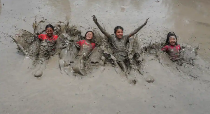 Berikut yang dikatakan penelitian dampak bermain lumpur bagi anak-anak /BBC-Getty Images