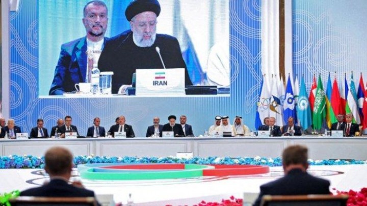Potret Presiden Iran di Istana Kazakhstan. (Dok. CNN)