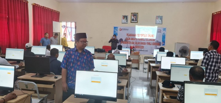 Ketua Bawaslu Riau Alnofrizal memantau pelaksaan ujian CAT Panwascam se Riau